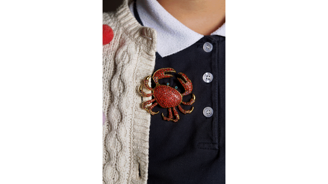 Je préfère la broche parce qu'elle qu’elle vient de Bretagne et qu'elle qu’elle me rappelle la mer. | © Photo: Marie-Christine Gerber | Styling: Filipa Fernandes