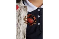Je préfère la broche parce qu'elle qu’elle vient de Bretagne et qu'elle qu’elle me rappelle la mer. | © Photo: Marie-Christine Gerber | Styling: Filipa Fernandes