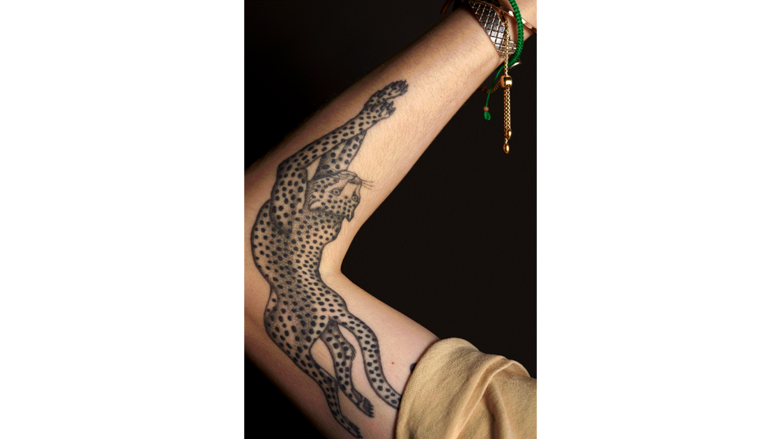 Je me suis réveillée un matin et j'ai j’ai décidé de me faire tatouer un guépard. Il m’'accompagne tous les jours. | © Photo: Marie-Christine Gerber | Styling: Filipa Fernandes