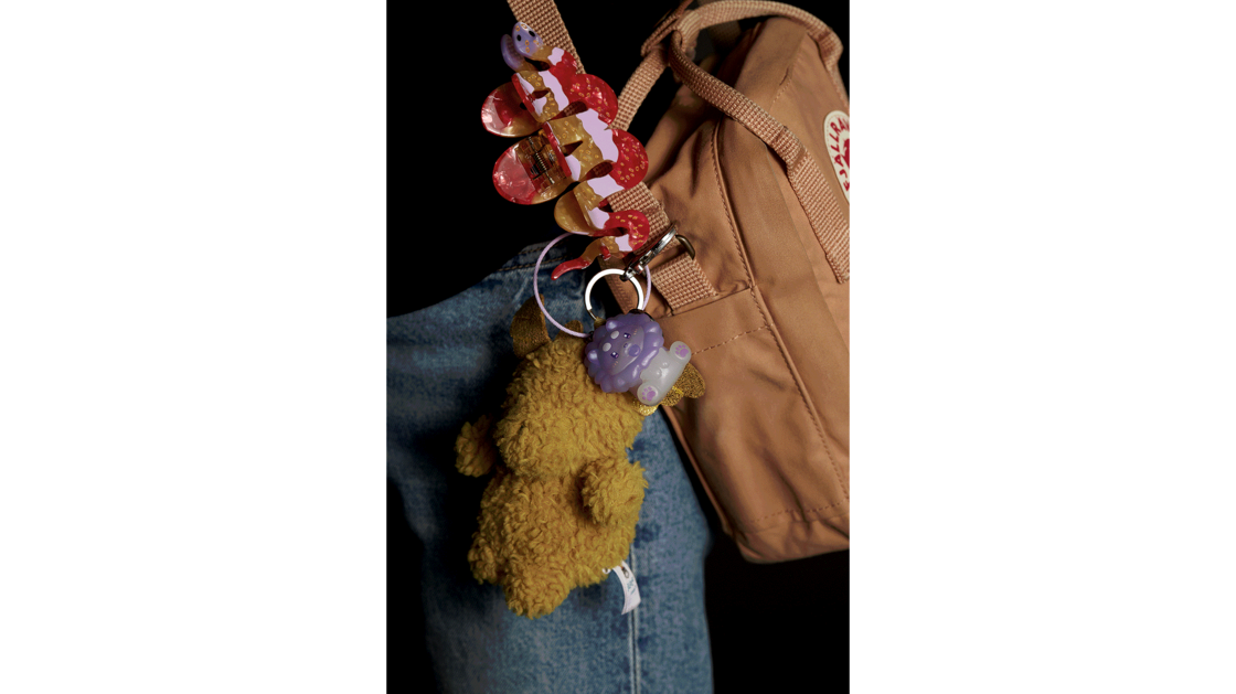 J’ai reçu ce porte-clés comme cadeau de Noël de la part de ma marraine et de mon parrain. Depuis, je l’ai toujours dans mon sac. | © Photo: Marie-Christine Gerber | Styling: Filipa Fernandes