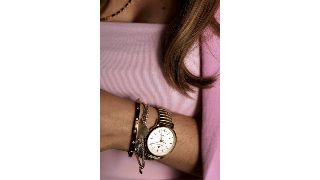 Bijoux pour les bras : montre et bracelets en or | © Photo: Marie-Christine Gerber | Styling: Filipa Fernandes