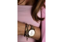 Bijoux pour les bras : montre et bracelets en or | © Photo: Marie-Christine Gerber | Styling: Filipa Fernandes