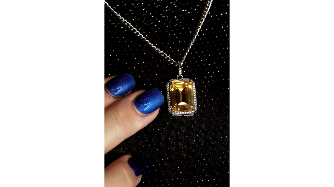 Mon meilleur ami m'a offert mon ce collier. Je sens qu'il est avec moisa présence quand je le porte. Ainsi, il ne me manque pas. Il Cet objet a beaucoup de valeur à mes yeux. | © Photo: Marie-Christine Gerber | Styling: Filipa Fernandes