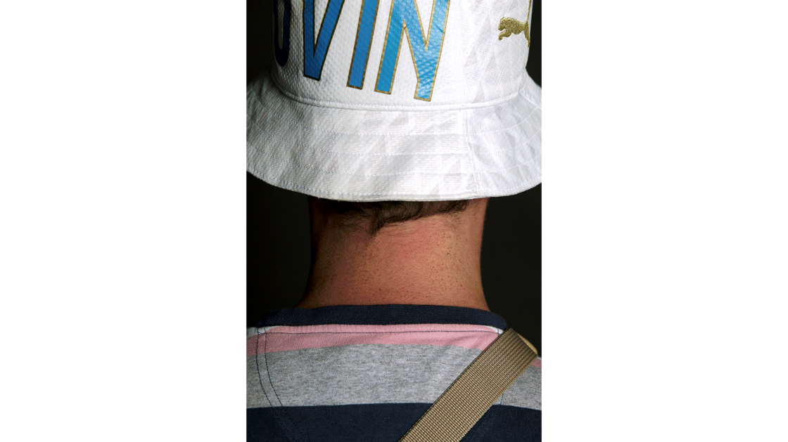 Je l’ai acheté sur vented.com, d’occasion, à un créateur, qui recycle des maillots de football pour en faire des bobs. Je passe actuellement mon brevet de pilote et je l’utilise quand je vole, car le soleil est plus fort dans les airs. | © Photo: Marie-Christine Gerber | Styling: Filipa Fernandes