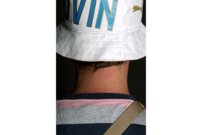 Je l’ai acheté sur vented.com, d’occasion, à un créateur, qui recycle des maillots de football pour en faire des bobs. Je passe actuellement mon brevet de pilote et je l’utilise quand je vole, car le soleil est plus fort dans les airs. | © Photo: Marie-Christine Gerber | Styling: Filipa Fernandes