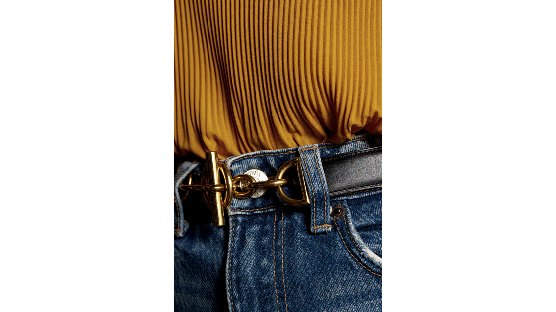 La ceinture Hermès est une pépité vintage venant de Tokyo, achetée dans la boutique « Amore ». Je l’ai dénichée lors d’un voyage au Japon avec ma fille. Elle m’a immédiatement tapé dans l’œil et était à ma taille. | © Photo: Marie-Christine Gerber | Styling: Filipa Fernandes