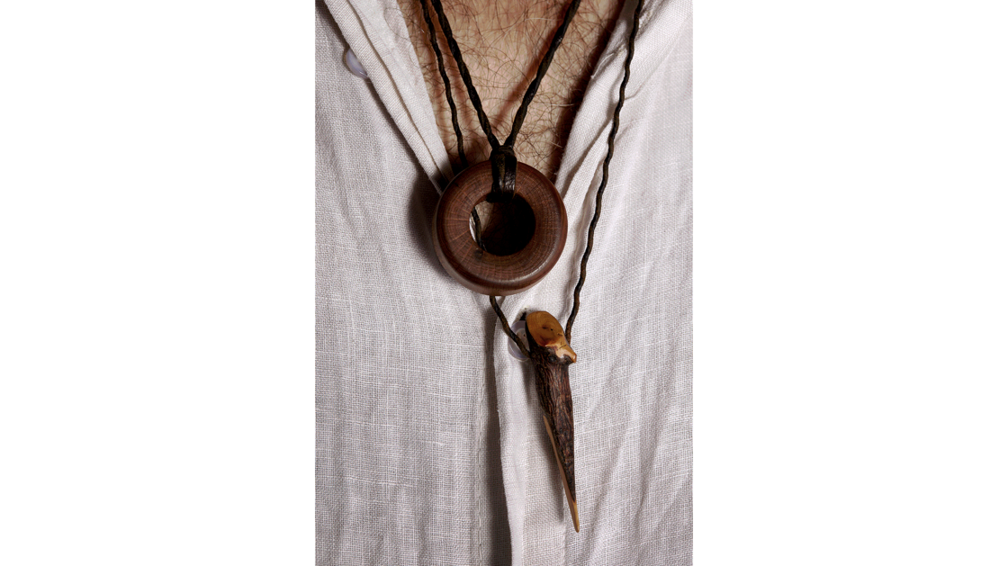 Les pendentifs en bois sont vivants et portent en eux l'esprit des arbres. | © Photo: Marie-Christine Gerber | Styling: Filipa Fernandes