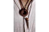 Les pendentifs en bois sont vivants et portent en eux l'esprit des arbres. | © Photo: Marie-Christine Gerber | Styling: Filipa Fernandes