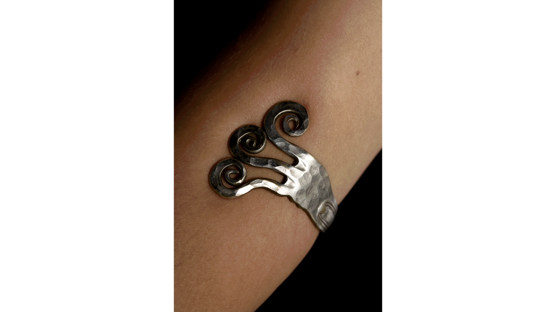 Ce bracelet me rappelle beaucoup dede nombreux souvenirs. C'est C’est ma grand-mère qui me l’'a offert et nous avons parcouru Hambourg avec, au son de la musique rock. Cela a fait sourire beaucoup de gensBeaucoup de gens nous regardaient en souriant. Depuis, c'est c’est mon bracelet du bonheur. | © Photo: Marie-Christine Gerber | Styling: Filipa Fernandes