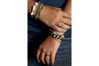 Mes bracelets et mes bagues proviennent de marchés aux puces. J’aime porter des objets dont d’autres ne veulent plus, cela évite de les jeter. | © Photo: Marie-Christine Gerber | Styling: Filipa Fernandes