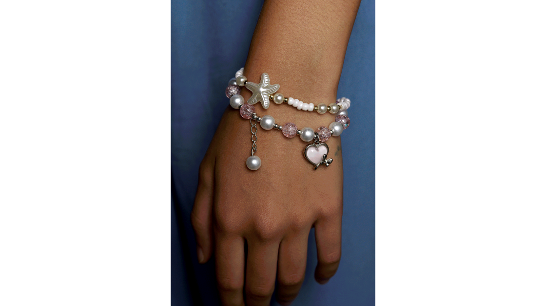 Je l’ai trouvé sur une plage en France. Ce bracelet est désormais mon bracelet porte-bonheur. Il me rappelle mes vacances à la plage. Ce souvenir me rend heureuse. | © Photo: Marie-Christine Gerber | Styling: Filipa Fernandes
