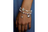 Je l’ai trouvé sur une plage en France. Ce bracelet est désormais mon bracelet porte-bonheur. Il me rappelle mes vacances à la plage. Ce souvenir me rend heureuse. | © Photo: Marie-Christine Gerber | Styling: Filipa Fernandes