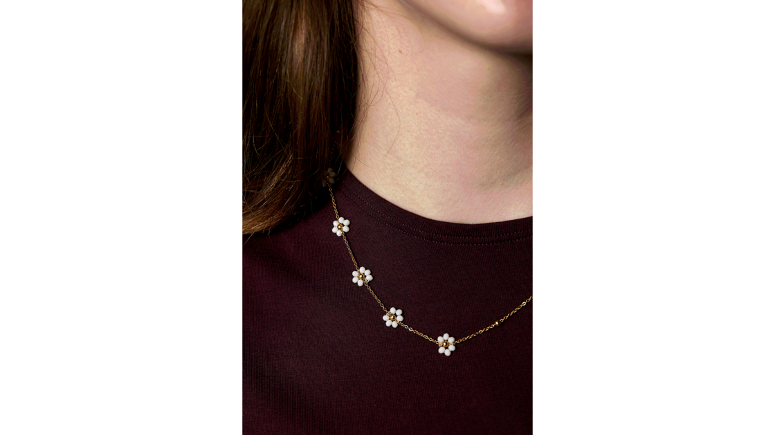 J’ai acheté mon collier en Camargue, car sa vueil me rend heureuse quand je le regarde. Ma sœur a le même, je l'’ai toujours avec moi. | © Photo: Marie-Christine Gerber | Styling: Filipa Fernandes
