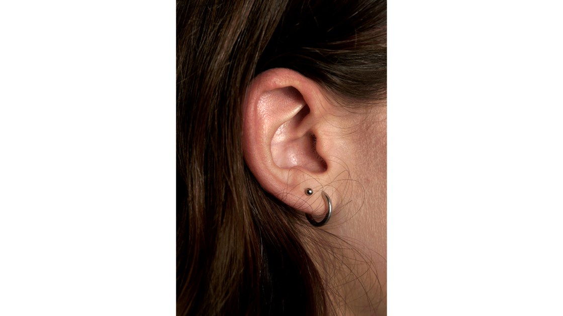 J’ai percé le deuxième trou dans l’oreille avec ma meilleure amie et j’ai choisi la même boucle d’oreille. Ainsi, nous avons quelque chose en commun. Cela nous porte chance. | © Photo: Marie-Christine Gerber | Styling: Filipa Fernandes