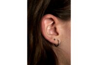 J’ai percé le deuxième trou dans l’oreille avec ma meilleure amie et j’ai choisi la même boucle d’oreille. Ainsi, nous avons quelque chose en commun. Cela nous porte chance. | © Photo: Marie-Christine Gerber | Styling: Filipa Fernandes