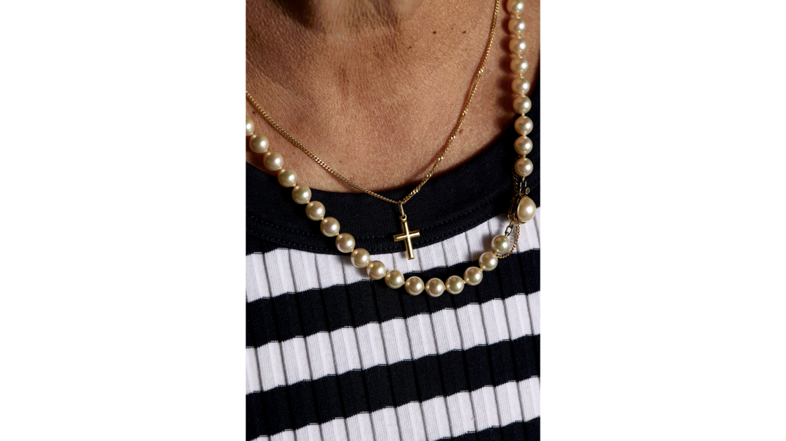 Magnifique collier de perles Majorica, qui me rappelle de merveilleuses promenades sur la plage. | © Photo: Marie-Christine Gerber | Styling: Filipa Fernandes