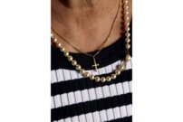 Magnifique collier de perles Majorica, qui me rappelle de merveilleuses promenades sur la plage. | © Photo: Marie-Christine Gerber | Styling: Filipa Fernandes