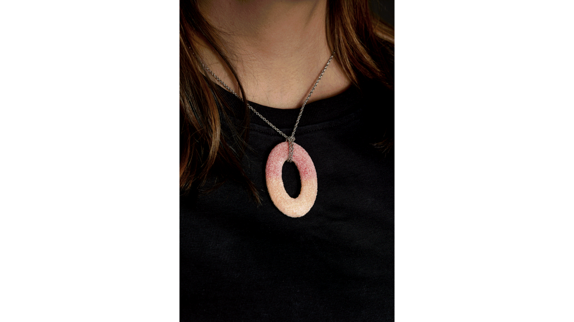 Le magnifique collier de l'artiste l’artiste lucernois Benedict Haener m'a m’a rappelé des souvenirs d'enfanced’enfance, lorsque mes camarades de classe recevaient un sachet de bonbons en forme d'anneaux àde noyaux de la pêche pour la sortie scolaire. Maintenant, j’'en ai toujours un sur moi. | © Photo: Marie-Christine Gerber | Styling: Filipa Fernandes