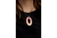 Le magnifique collier de l'artiste l’artiste lucernois Benedict Haener m'a m’a rappelé des souvenirs d'enfanced’enfance, lorsque mes camarades de classe recevaient un sachet de bonbons en forme d'anneaux àde noyaux de la pêche pour la sortie scolaire. Maintenant, j’'en ai toujours un sur moi. | © Photo: Marie-Christine Gerber | Styling: Filipa Fernandes
