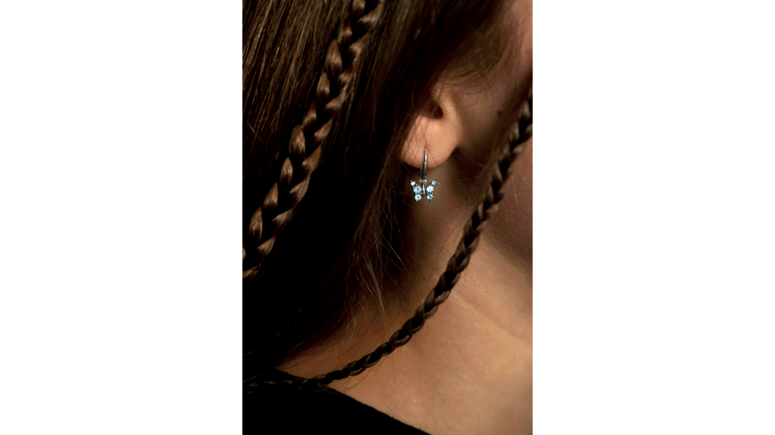 J’ai reçu ces boucles d’oreilles quand j’étais toute petite. Une fois, je les ai perdues, puis je les ai retrouvées dans la cour de récréation. | © Photo: Marie-Christine Gerber | Styling: Filipa Fernandes
