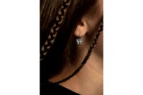J’ai reçu ces boucles d’oreilles quand j’étais toute petite. Une fois, je les ai perdues, puis je les ai retrouvées dans la cour de récréation. | © Photo: Marie-Christine Gerber | Styling: Filipa Fernandes