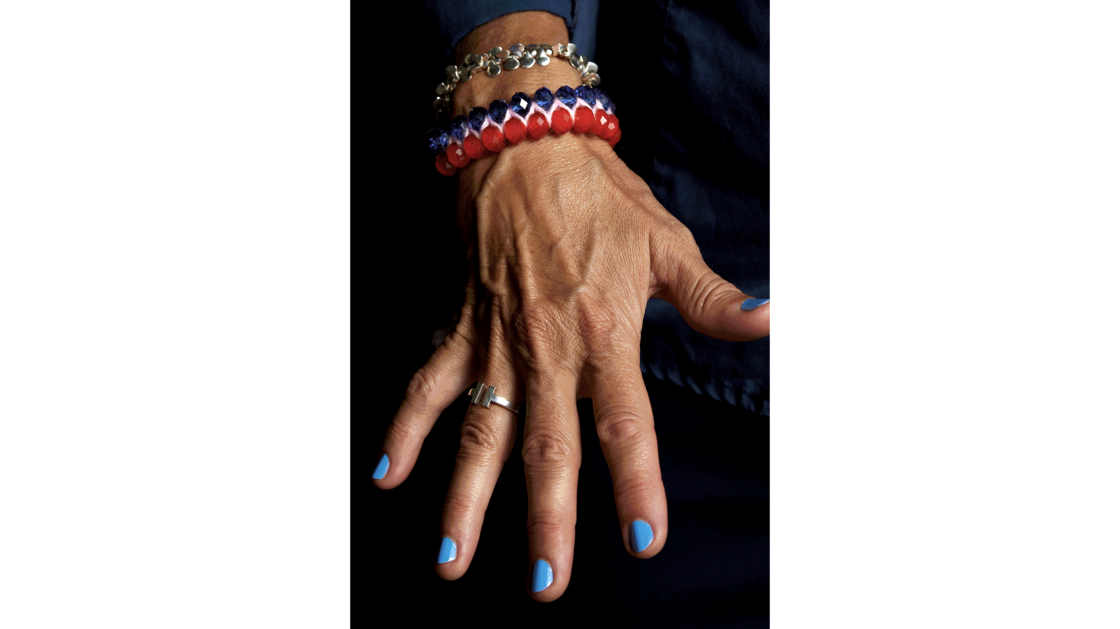 Mon bracelet est un cadeau d’un ami que j’ai rencontré au marché aux puces. Le bracelet en argent vient de Grèce. | © Photo: Marie-Christine Gerber | Styling: Filipa Fernandes