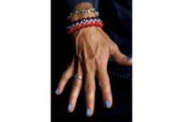 Mon bracelet est un cadeau d’un ami que j’ai rencontré au marché aux puces. Le bracelet en argent vient de Grèce. | © Photo: Marie-Christine Gerber | Styling: Filipa Fernandes