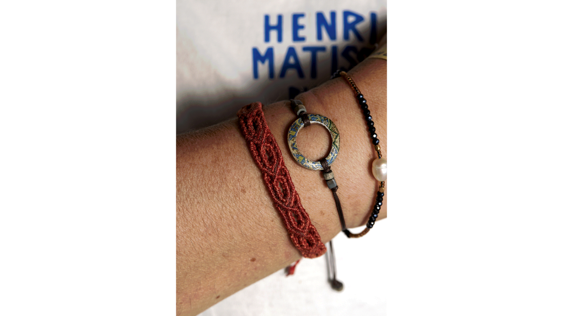 En 2018, j’ai été frappée au visage par un homme lors d’un festival. Une femme qui guidait les gens vers les bus et qui me connaissait depuis l’année précédente a vu la scène et a noué ce bracelet à mon bras en signe de solidarité. | © Photo: Marie-Christine Gerber | Styling: Filipa Fernandes