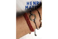 En 2018, j’ai été frappée au visage par un homme lors d’un festival. Une femme qui guidait les gens vers les bus et qui me connaissait depuis l’année précédente a vu la scène et a noué ce bracelet à mon bras en signe de solidarité. | © Photo: Marie-Christine Gerber | Styling: Filipa Fernandes