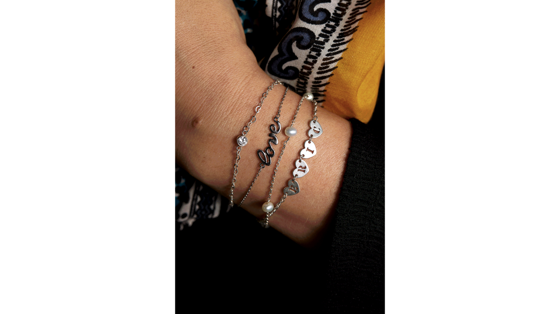 Des bijoux permanents que j’ai moi-même achetés. | © Photo: Marie-Christine Gerber | Styling: Filipa Fernandes