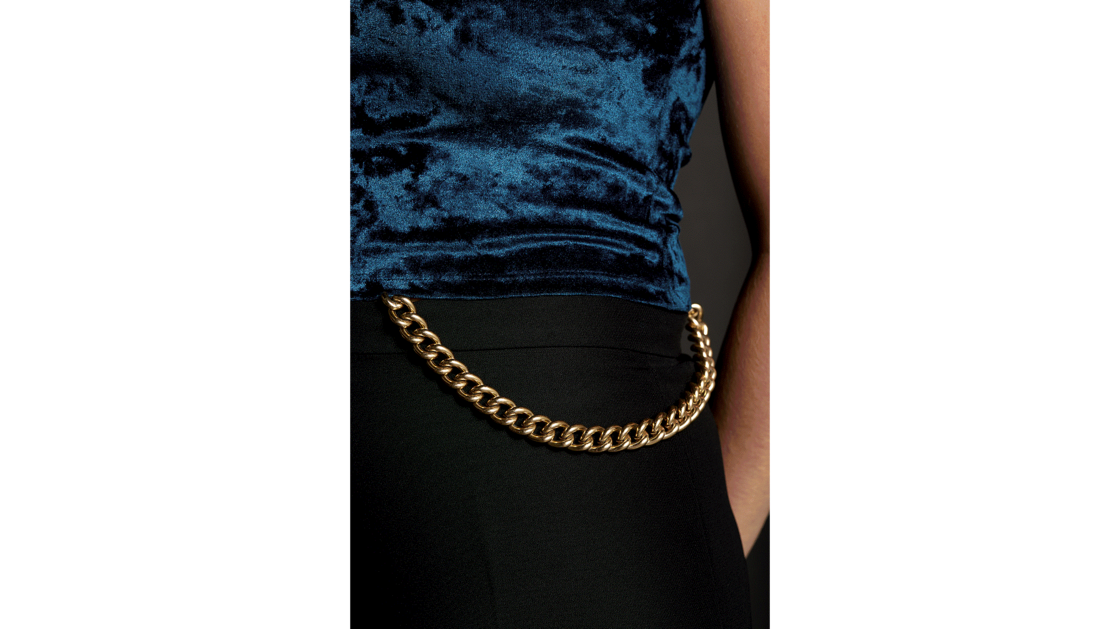 C'est C’est un vieux collier qui appartenait à ma grand-mère. Je l’'utilise comme accessoire pour monde sac. | © Photo: Marie-Christine Gerber | Styling: Filipa Fernandes