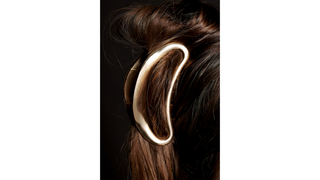 Barrette. J’ai les cheveux longs, il est donc nécessaire pour mon travail et mon confort de pouvoir les attacher. Cette barrette est simple et élégante, et suffisamment grande pour retenir toute ma chevelure. Je l’ai achetée dans ma ville natale lors d’une promenade avec ma mère. Je la porte presque tous les jours et elle est un peu mordillée sur le côté, car je la tiens avec ma bouche lorsque je me coiffe. | © Photo: Marie-Christine Gerber | Styling: Filipa Fernandes