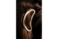 Barrette. J’ai les cheveux longs, il est donc nécessaire pour mon travail et mon confort de pouvoir les attacher. Cette barrette est simple et élégante, et suffisamment grande pour retenir toute ma chevelure. Je l’ai achetée dans ma ville natale lors d’une promenade avec ma mère. Je la porte presque tous les jours et elle est un peu mordillée sur le côté, car je la tiens avec ma bouche lorsque je me coiffe. | © Photo: Marie-Christine Gerber | Styling: Filipa Fernandes