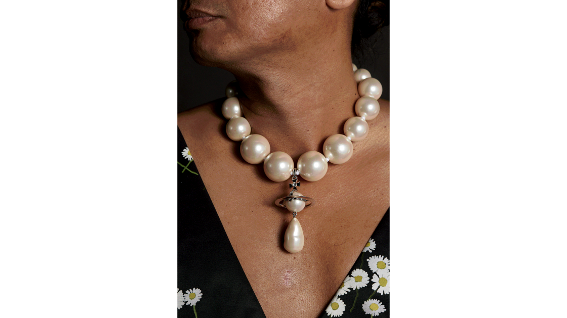 J'ai acheté mon collier à Florence. Il est signé Vivienne Westwood. | © Photo: Marie-Christine Gerber | Styling: Filipa Fernandes