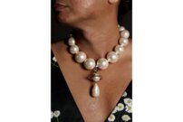 J'ai acheté mon collier à Florence. Il est signé Vivienne Westwood. | © Photo: Marie-Christine Gerber | Styling: Filipa Fernandes