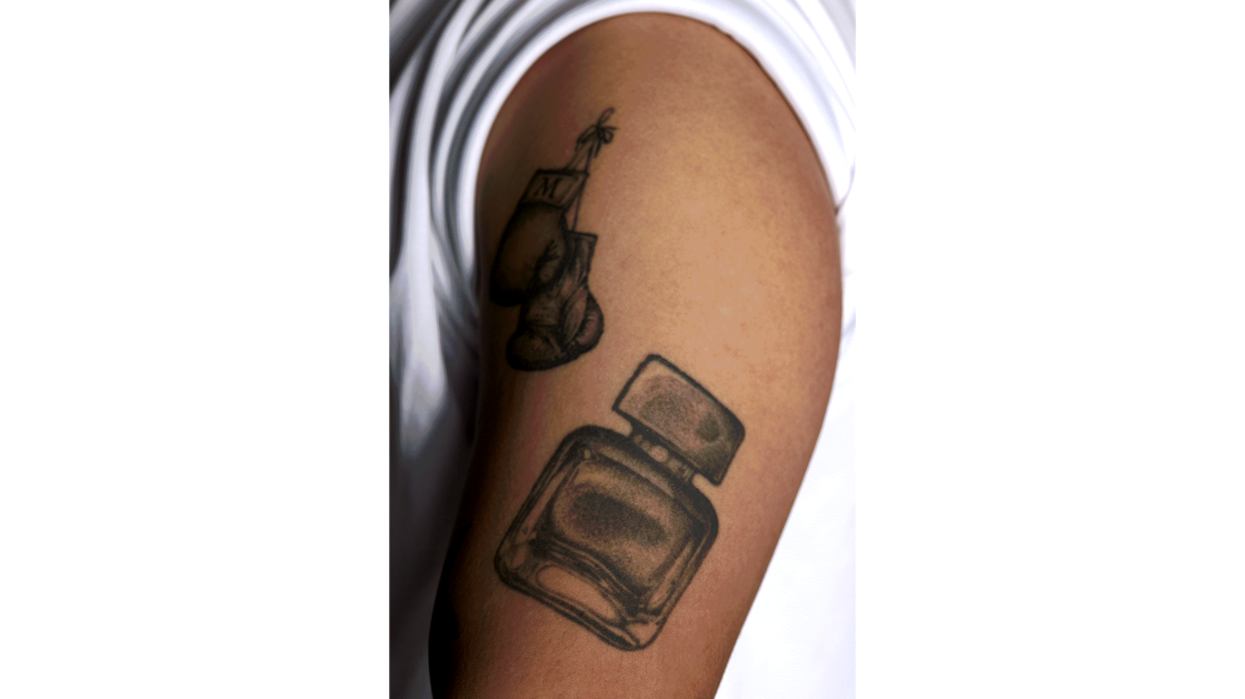 J’ai environ 12 tatouages. Tous ont une signification différente. Je les adore, ce sont de véritables œuvres d’art! | © Photo: Marie-Christine Gerber | Styling: Filipa Fernandes