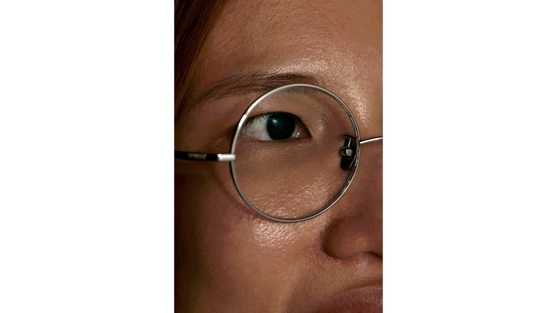Mes lunettes! Je les ai achetées parce qu’elles sont petites et qu’elles mettent mon visage fin en valeur. De plus, les verres changent de couleur quand je vais au soleil, ce qui m’évite d’avoir à emporter des lunettes de soleil. Je ne peux plus m’en passer. | © Photo: Marie-Christine Gerber | Styling: Filipa Fernandes