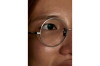Mes lunettes! Je les ai achetées parce qu’elles sont petites et qu’elles mettent mon visage fin en valeur. De plus, les verres changent de couleur quand je vais au soleil, ce qui m’évite d’avoir à emporter des lunettes de soleil. Je ne peux plus m’en passer. | © Photo: Marie-Christine Gerber | Styling: Filipa Fernandes