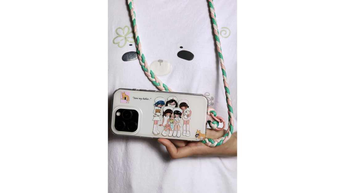 J’'ai trouvé cette coque de téléphone sur un site web chinois et j’'ai tout de suite craqué. Elle a été conçue par l’'un de mes artistes préférés et me fait sourire à chaque fois que je la regarde.  | © Photo: Marie-Christine Gerber | Styling: Filipa Fernandes