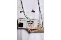 J’'ai trouvé cette coque de téléphone sur un site web chinois et j’'ai tout de suite craqué. Elle a été conçue par l’'un de mes artistes préférés et me fait sourire à chaque fois que je la regarde.  | © Photo: Marie-Christine Gerber | Styling: Filipa Fernandes