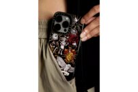 C'est une coque pour smartphone que j'ai achetée en Chine. Elle est sur le thème d'Harry Potter, plus précisément sur la maison Gryffondor. | © Photo: Marie-Christine Gerber | Styling: Filipa Fernandes