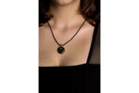 C'est une pièce artisanale provenant de Turquie. Elle a été réalisée par un designer créateur arménien. Ils la fabriquentElle est fabriquée depuis des générations. Au dos, on peut voir les initiales du designer créateur: DS. | © Photo: Marie-Christine Gerber | Styling: Filipa Fernandes