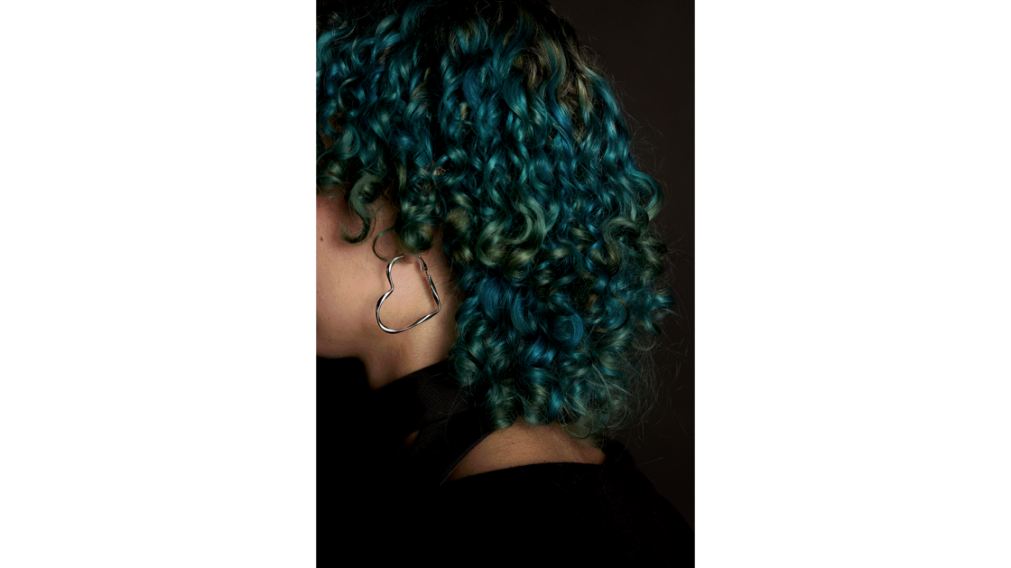 J’adore colorer mes cheveux pour les rendre encore plus uniques. | © Photo: Marie-Christine Gerber | Styling: Filipa Fernandes