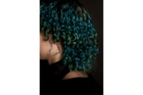 J’adore colorer mes cheveux pour les rendre encore plus uniques. | © Photo: Marie-Christine Gerber | Styling: Filipa Fernandes