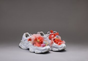 Turnschuhe zum Bühnenkostüm von Nemo | © © SRF Kostümarchiv, Zürich