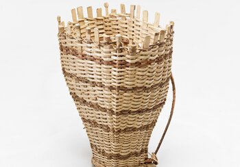 Kinder und Jugendliche, die gewohnheitsmässig mit den Eltern in der Landwirtschaft arbeiten, haben oft ihrer Grösse entsprechende, eigens für sie hergestellte Arbeitsinstrumente. Das unterstreicht die Verantwortung, die sie früh tragen. Rückentraggerät aus Anzonico in der Leventina (TI), 1900 – 1980, Haselnussruten / Fichtenholz. Schweizerisches Nationalmuseum | © © Schweizerisches Nationalmuseum