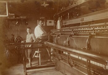 Ende des 18. Jahrhunderts sind Zehntausende von Männern, Frauen und Kindern im Textilgewerbe beschäftigt, 95 Prozent in Heimarbeit. Kinder unterstützen die Eltern, indem sie Schiffchen füllen, spulen, fädeln, haspeln und Seide putzen. Oft arbeiten sie neben der Schule bis zu sechs Stunden am Tag und bis tief in die Nacht. Erwachsener an der Handstickmaschine, Knabe an Einfädelmaschine, um 1912, wohl Appenzell. Schweizerisches Nationalmuseum