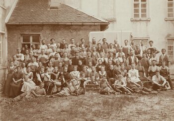 Mit der Industrialisierung beginnt die Ausbeutung der Kinder als Arbeitskräfte in den Fabriken. Kinder werden für die einfachen, körperlich nicht besonders anspruchsvollen, aber manchmal auch gefährlichen und schlecht bezahlten Tätigkeiten eingesetzt.  Das eidgenössische Fabrikgesetz wird 1877 knapp angenommen. Neu ist die Arbeit von Kindern unter 14 Jahren verboten. Der Normalarbeitstag wird auf elf Stunden begrenzt. Gruppenbild der Belegschaft einer Möbelfabrik in Glarus, 1903, Fotograf unbekannt. Schweizerisches Nationalmuseum