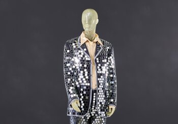 Completo con elementi riflettenti, camicia dorata e bretelle, 2001 | © © Museo nazionale svizzero
