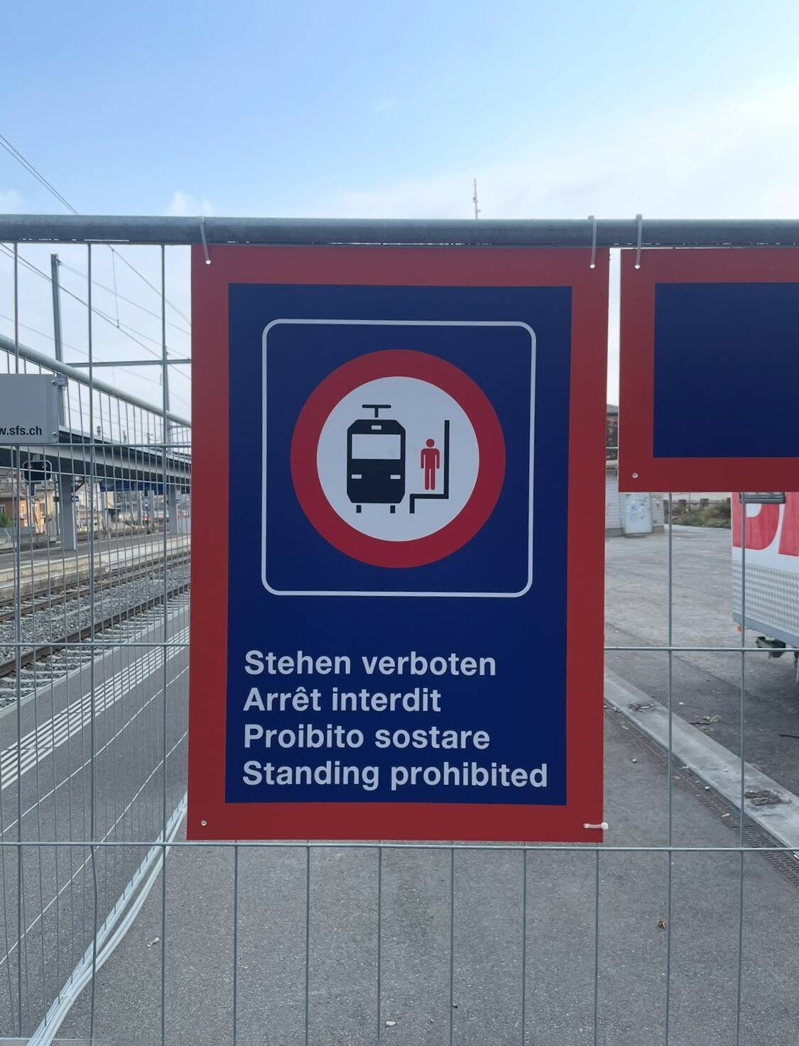Dieses Schild ist mir aufgefallen, weil es zeigt, dass Piktogramme auf kleinem Raum Informationen vermitteln können, die sich mit wenigen Worten nur schwer erklären lassen. Foto: Jonas Howald